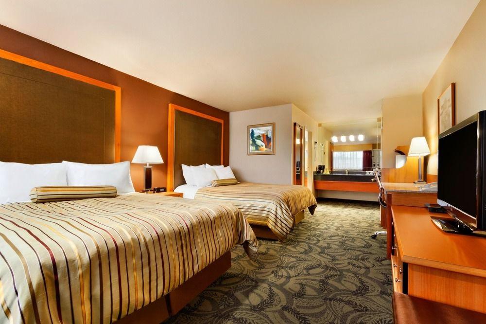 Poco Inn And Suites Hotel And Conference Center Port Coquitlam Bagian luar foto