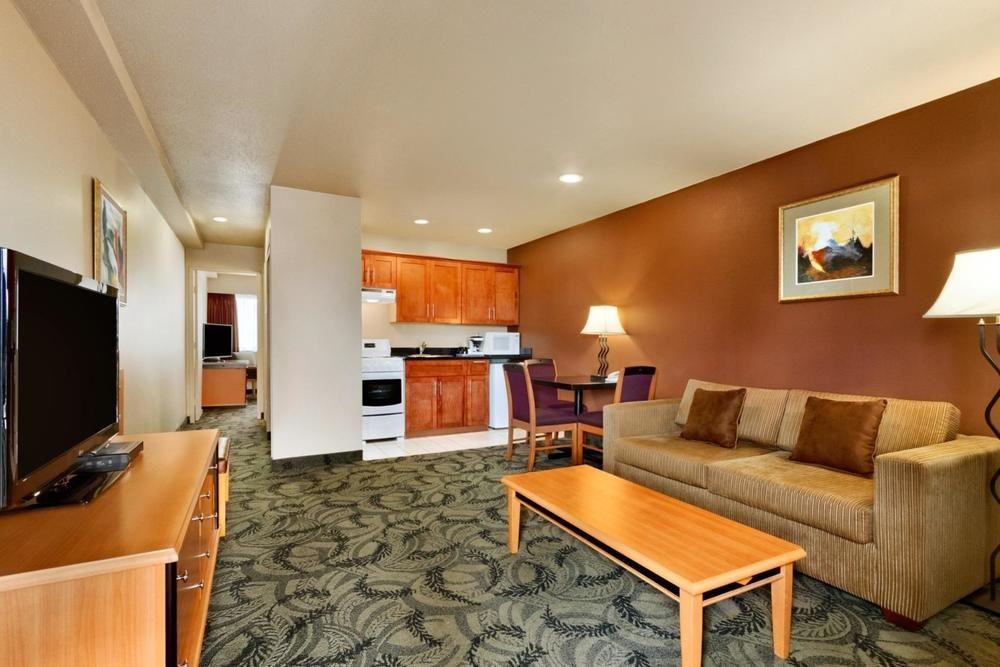 Poco Inn And Suites Hotel And Conference Center Port Coquitlam Bagian luar foto