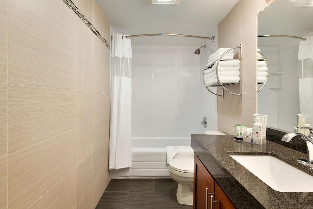 Poco Inn And Suites Hotel And Conference Center Port Coquitlam Bagian luar foto