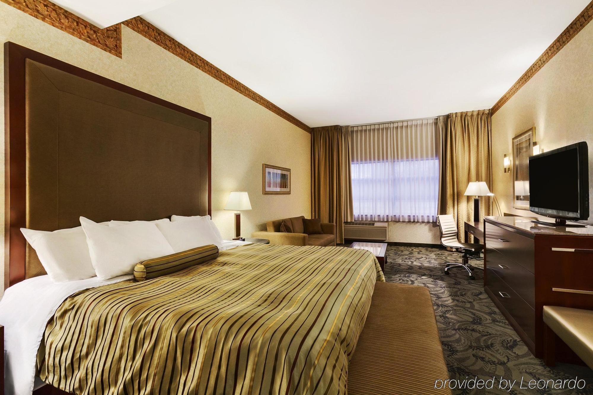 Poco Inn And Suites Hotel And Conference Center Port Coquitlam Bagian luar foto