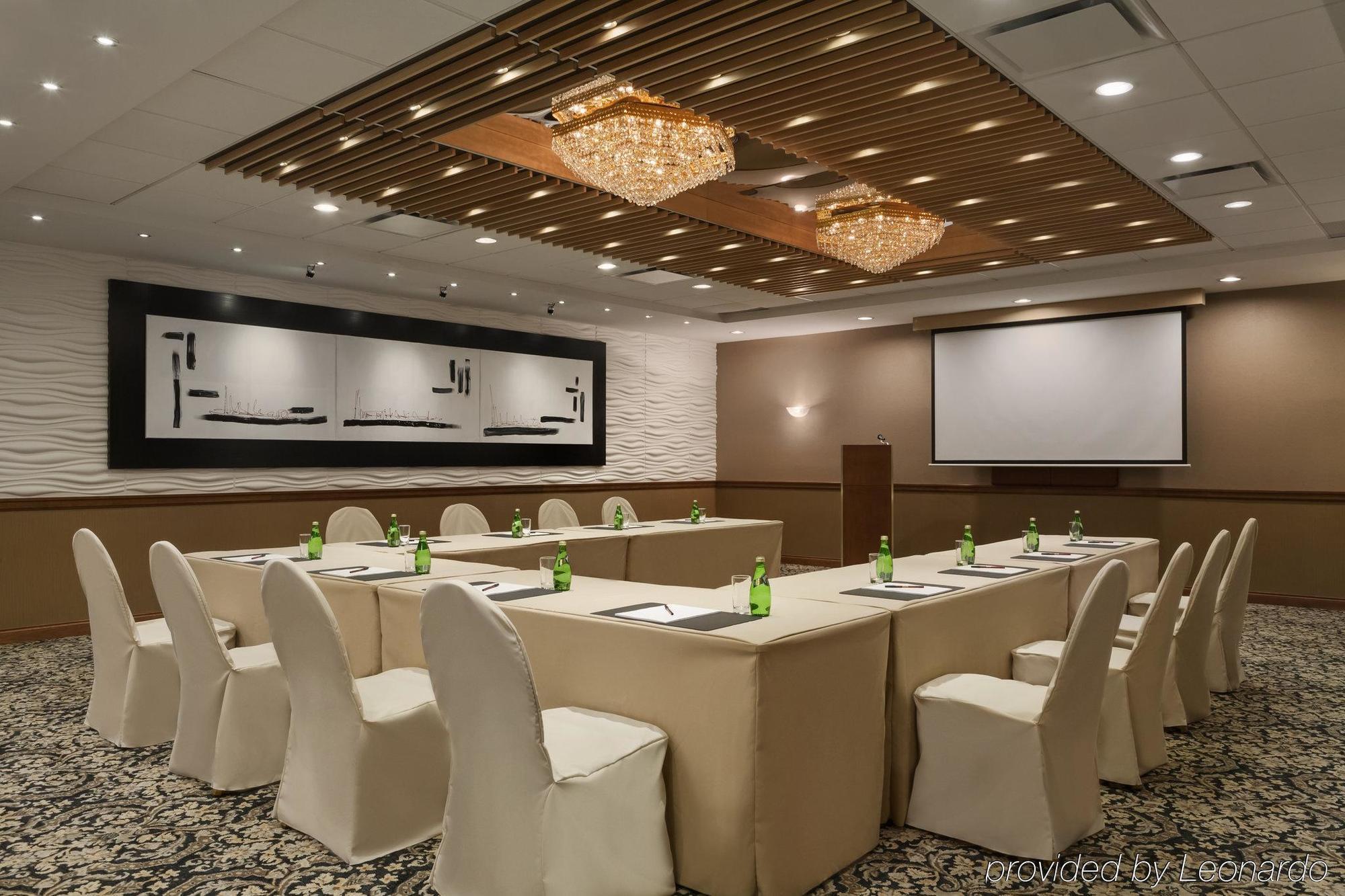 Poco Inn And Suites Hotel And Conference Center Port Coquitlam Bagian luar foto