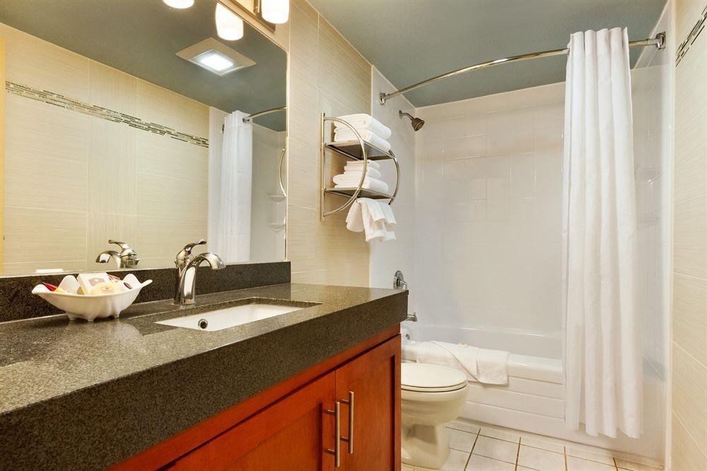 Poco Inn And Suites Hotel And Conference Center Port Coquitlam Bagian luar foto