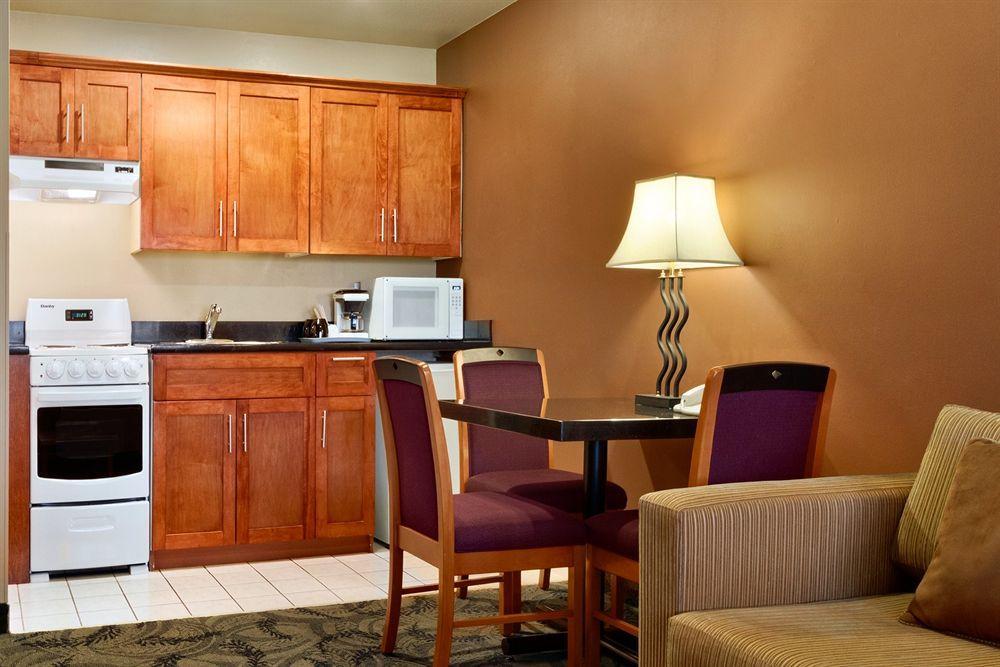 Poco Inn And Suites Hotel And Conference Center Port Coquitlam Bagian luar foto