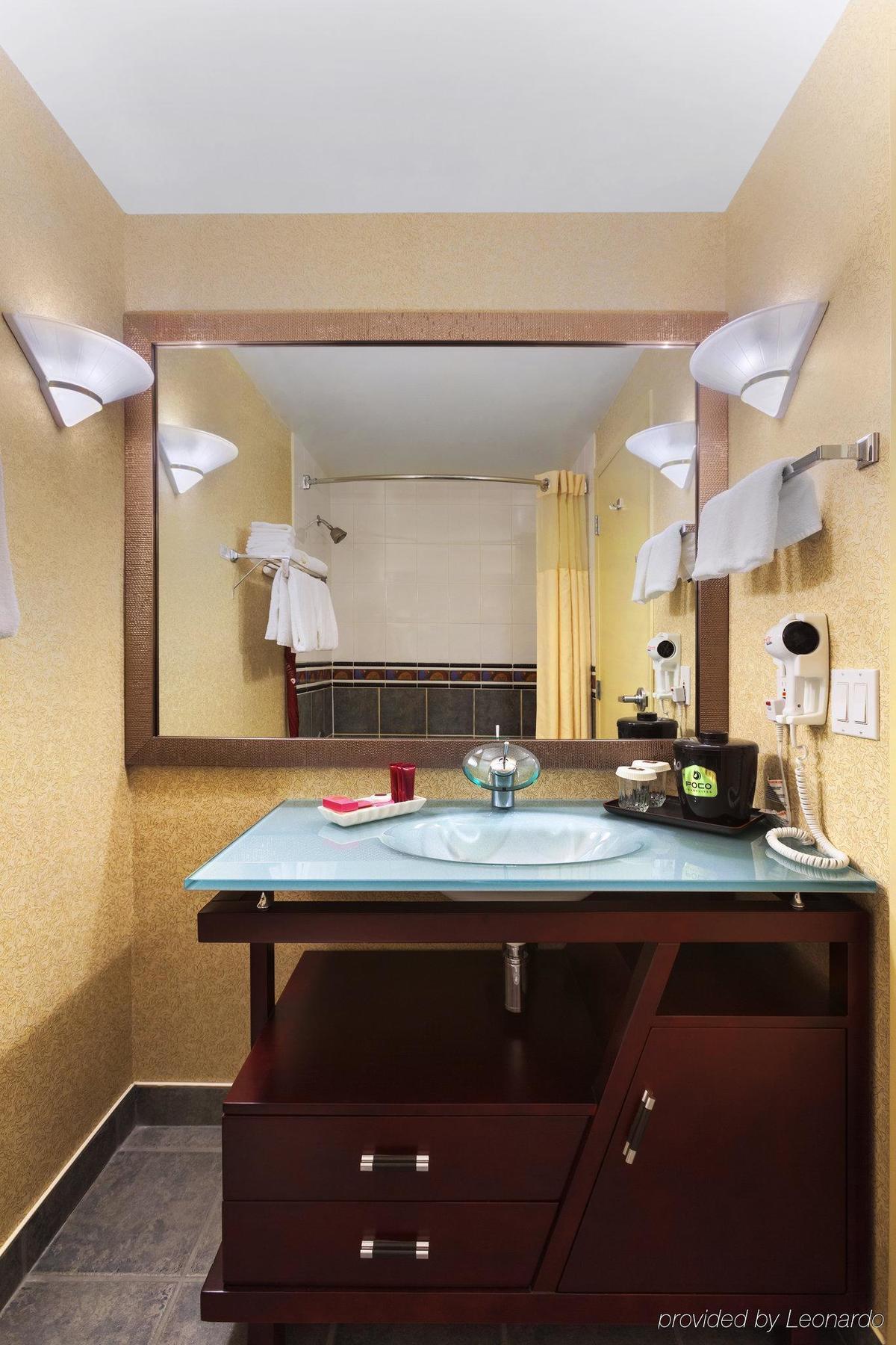 Poco Inn And Suites Hotel And Conference Center Port Coquitlam Bagian luar foto