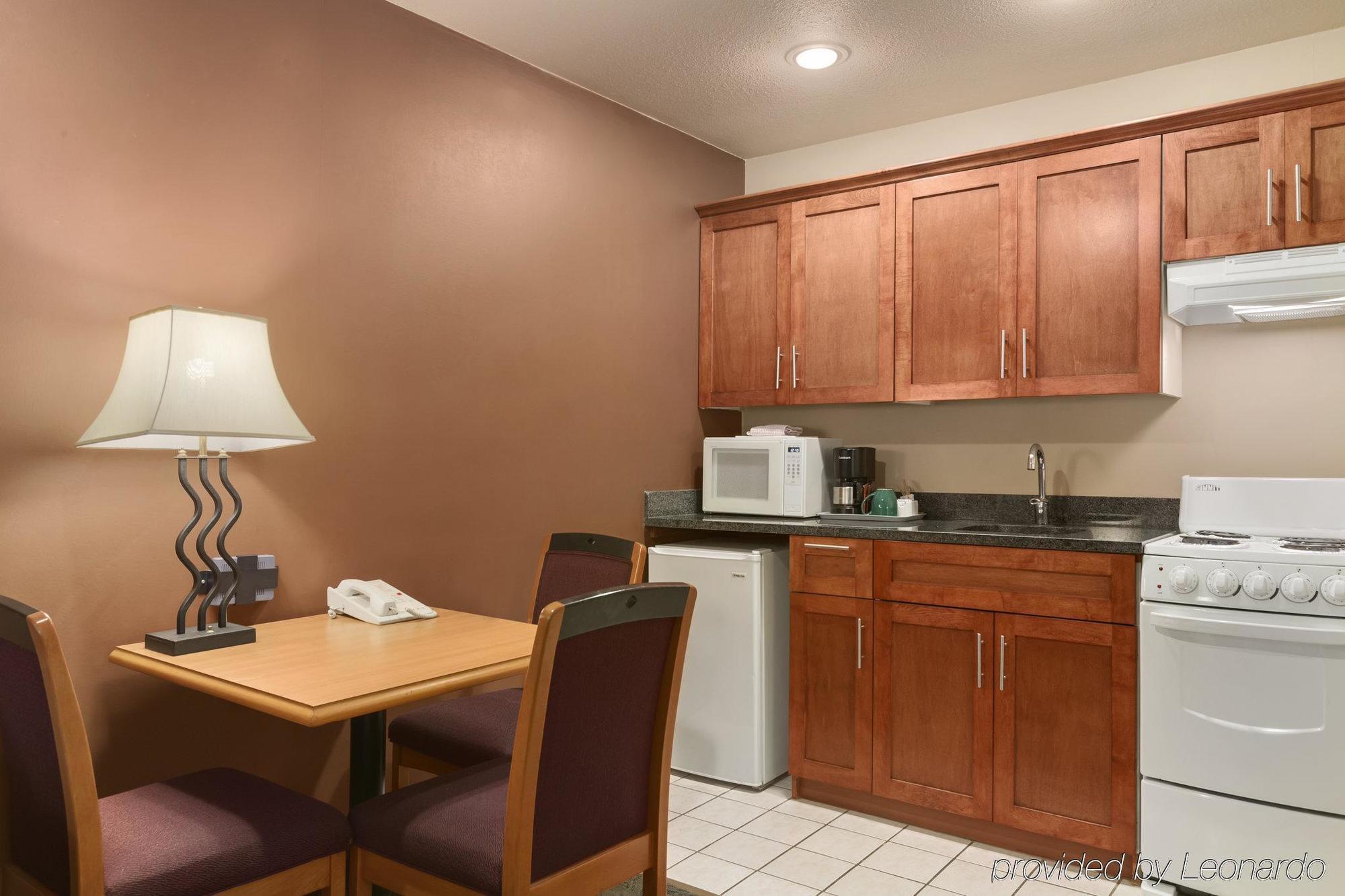 Poco Inn And Suites Hotel And Conference Center Port Coquitlam Bagian luar foto