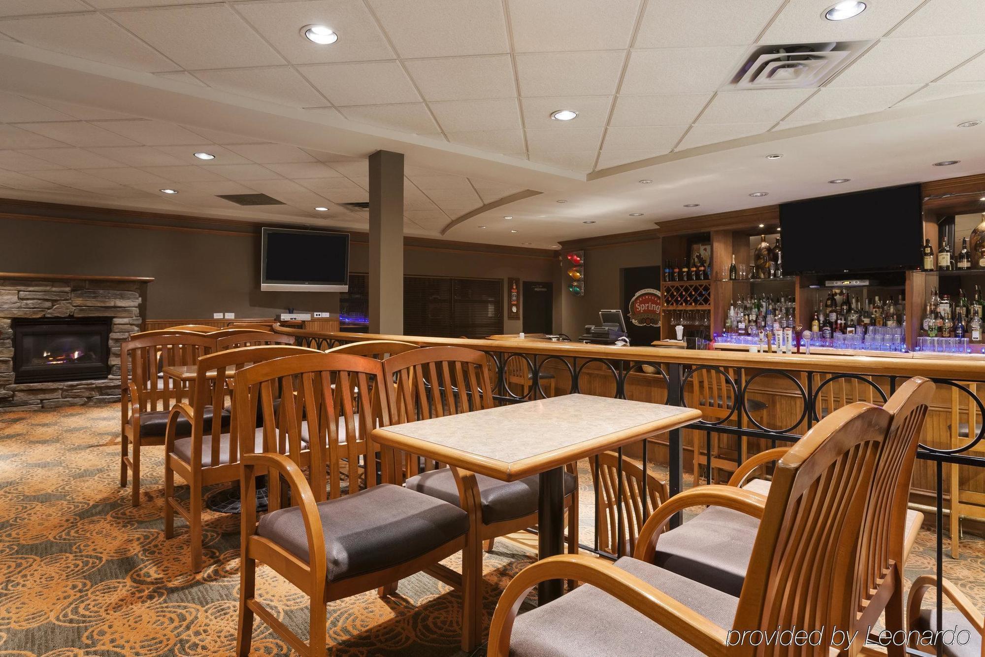 Poco Inn And Suites Hotel And Conference Center Port Coquitlam Bagian luar foto