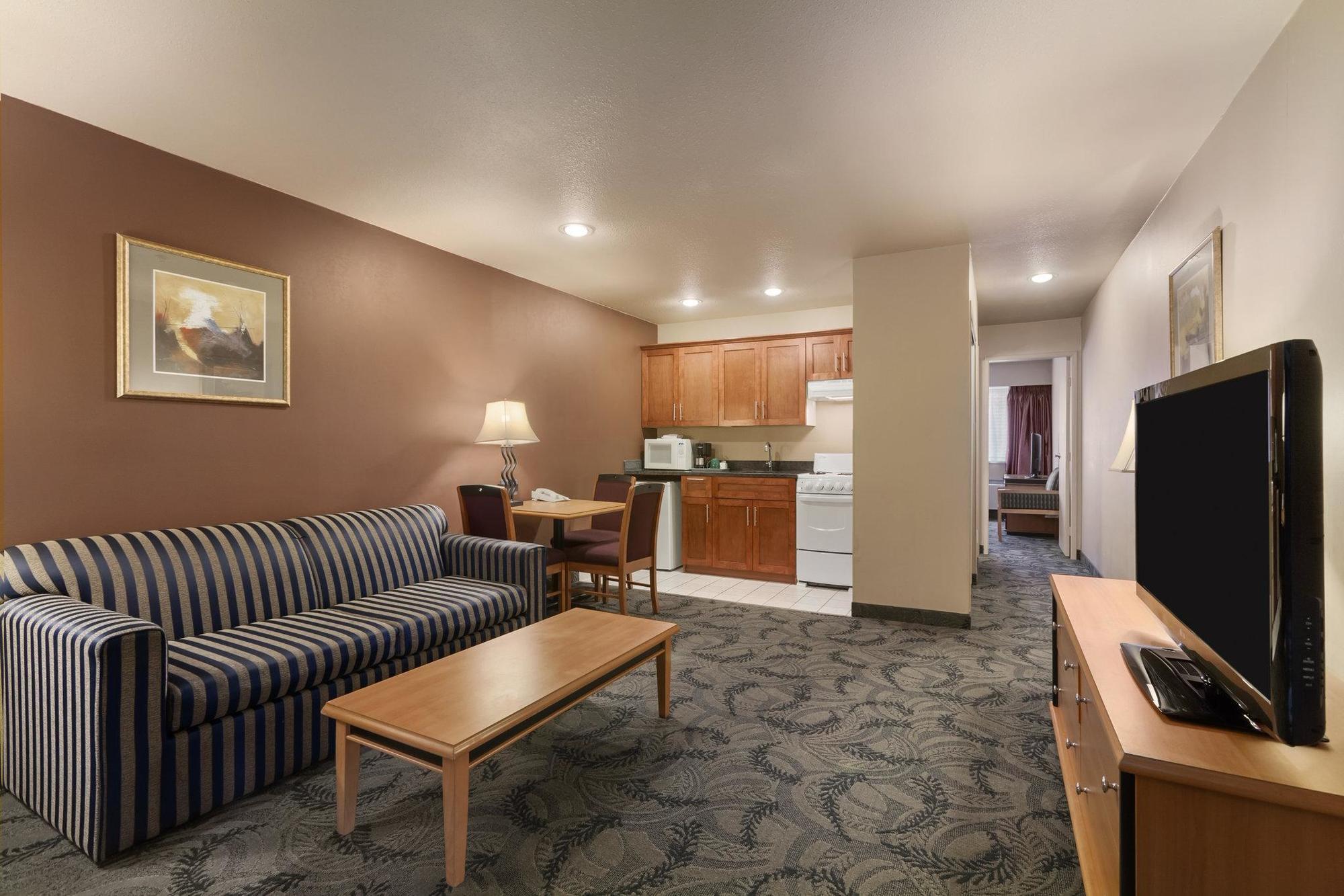 Poco Inn And Suites Hotel And Conference Center Port Coquitlam Bagian luar foto