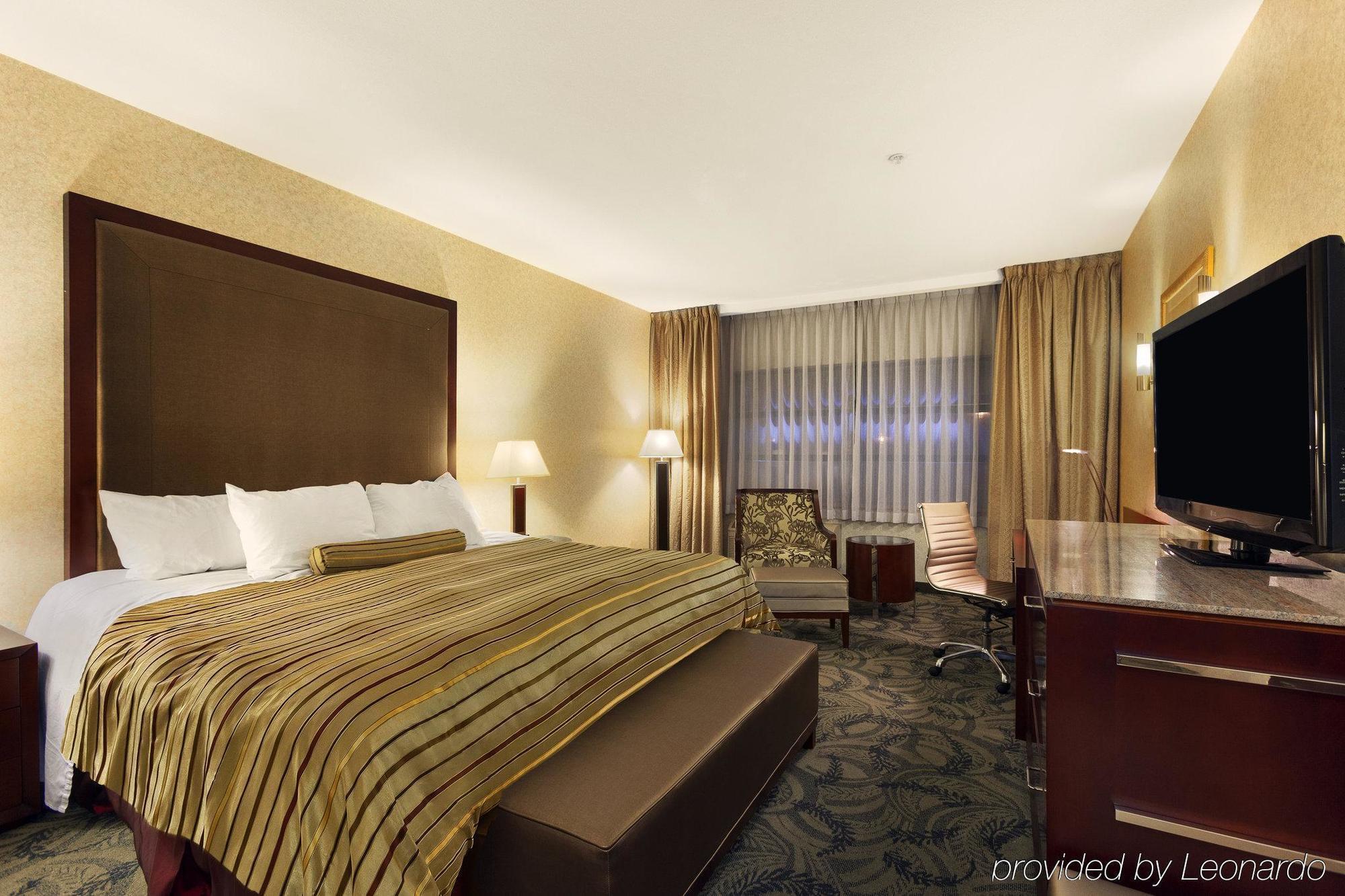 Poco Inn And Suites Hotel And Conference Center Port Coquitlam Bagian luar foto