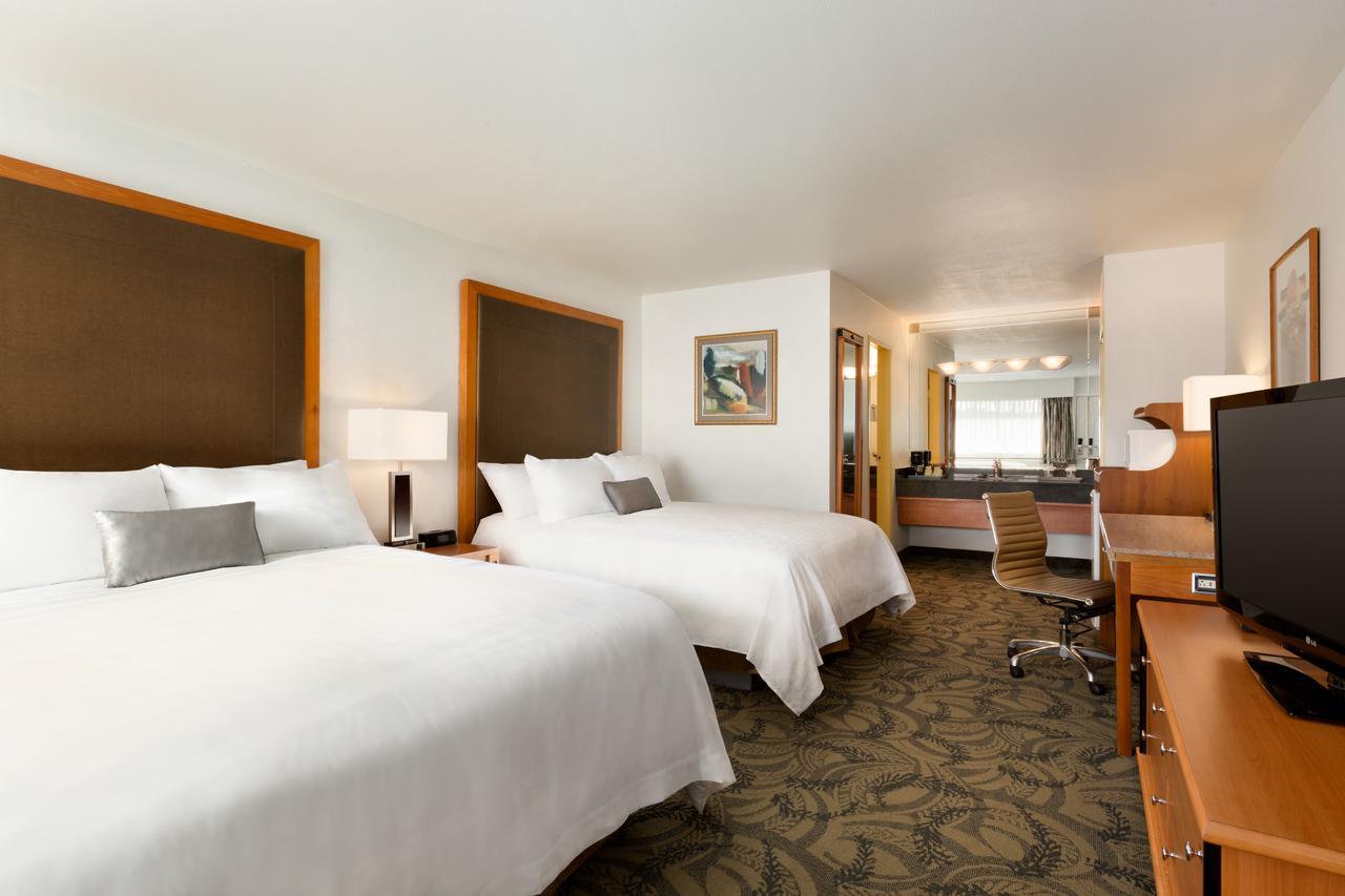 Poco Inn And Suites Hotel And Conference Center Port Coquitlam Bagian luar foto