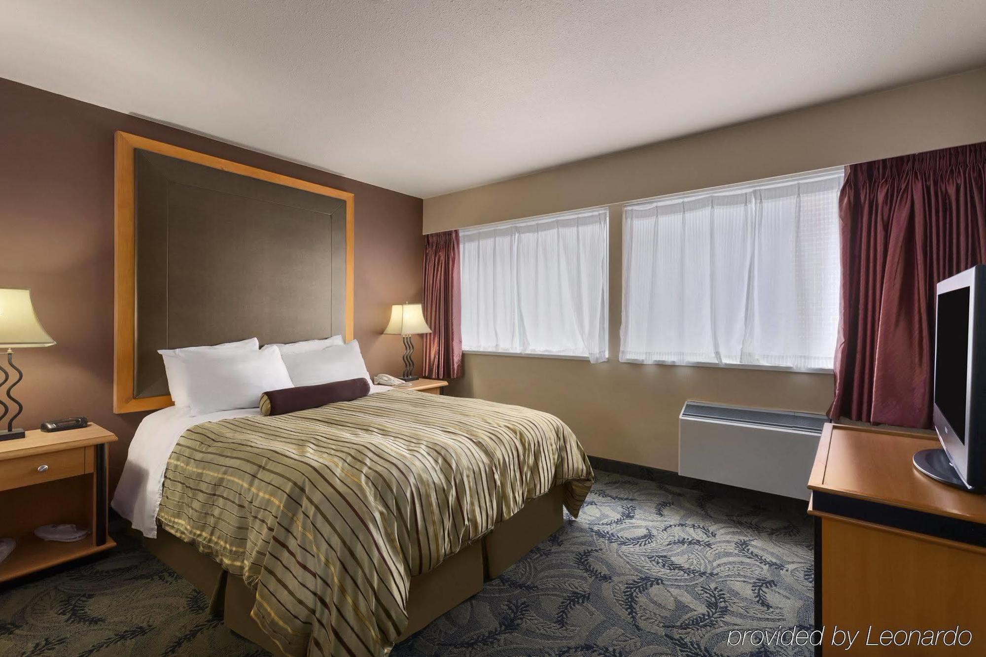 Poco Inn And Suites Hotel And Conference Center Port Coquitlam Bagian luar foto