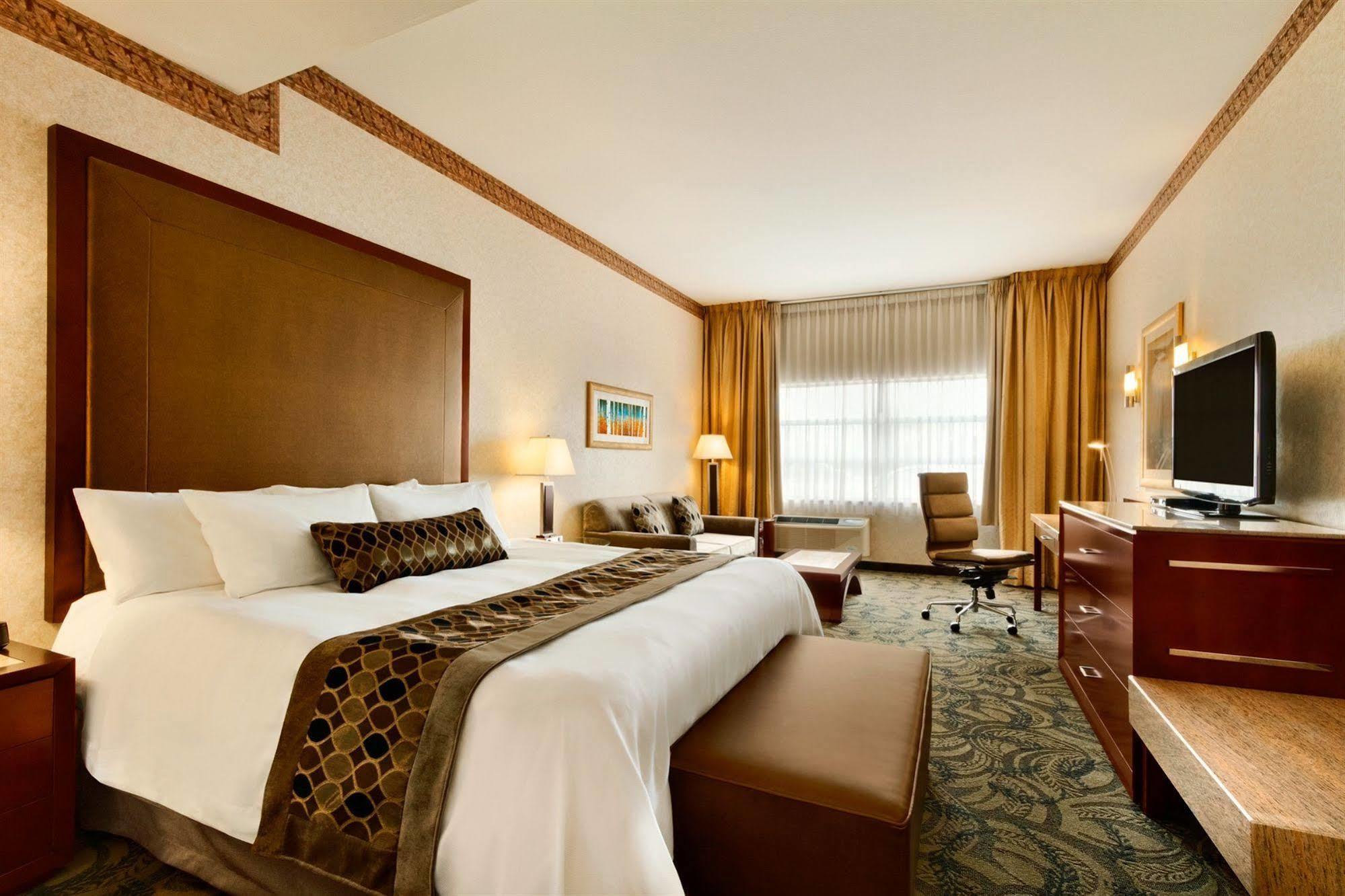 Poco Inn And Suites Hotel And Conference Center Port Coquitlam Bagian luar foto