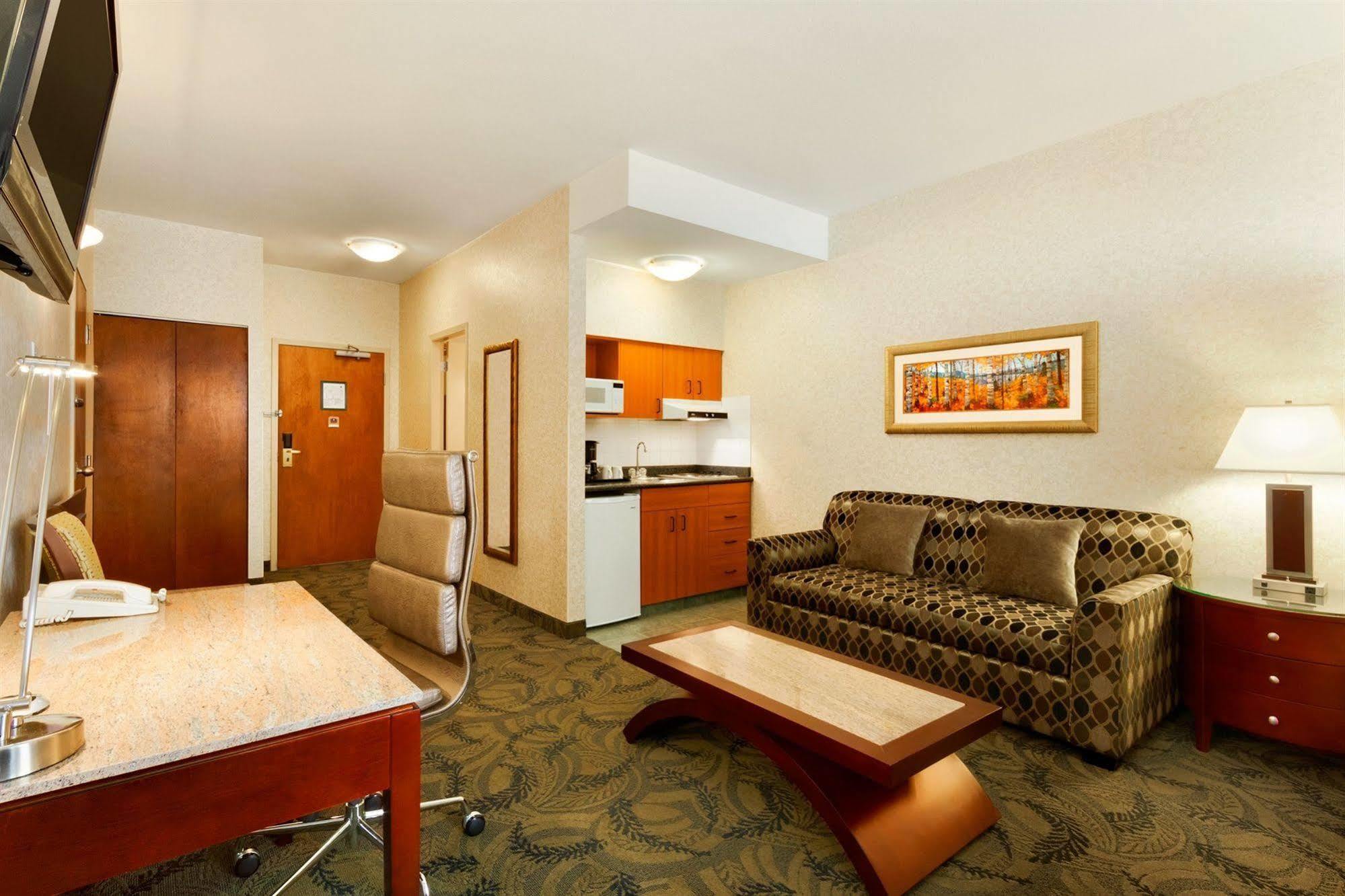 Poco Inn And Suites Hotel And Conference Center Port Coquitlam Bagian luar foto