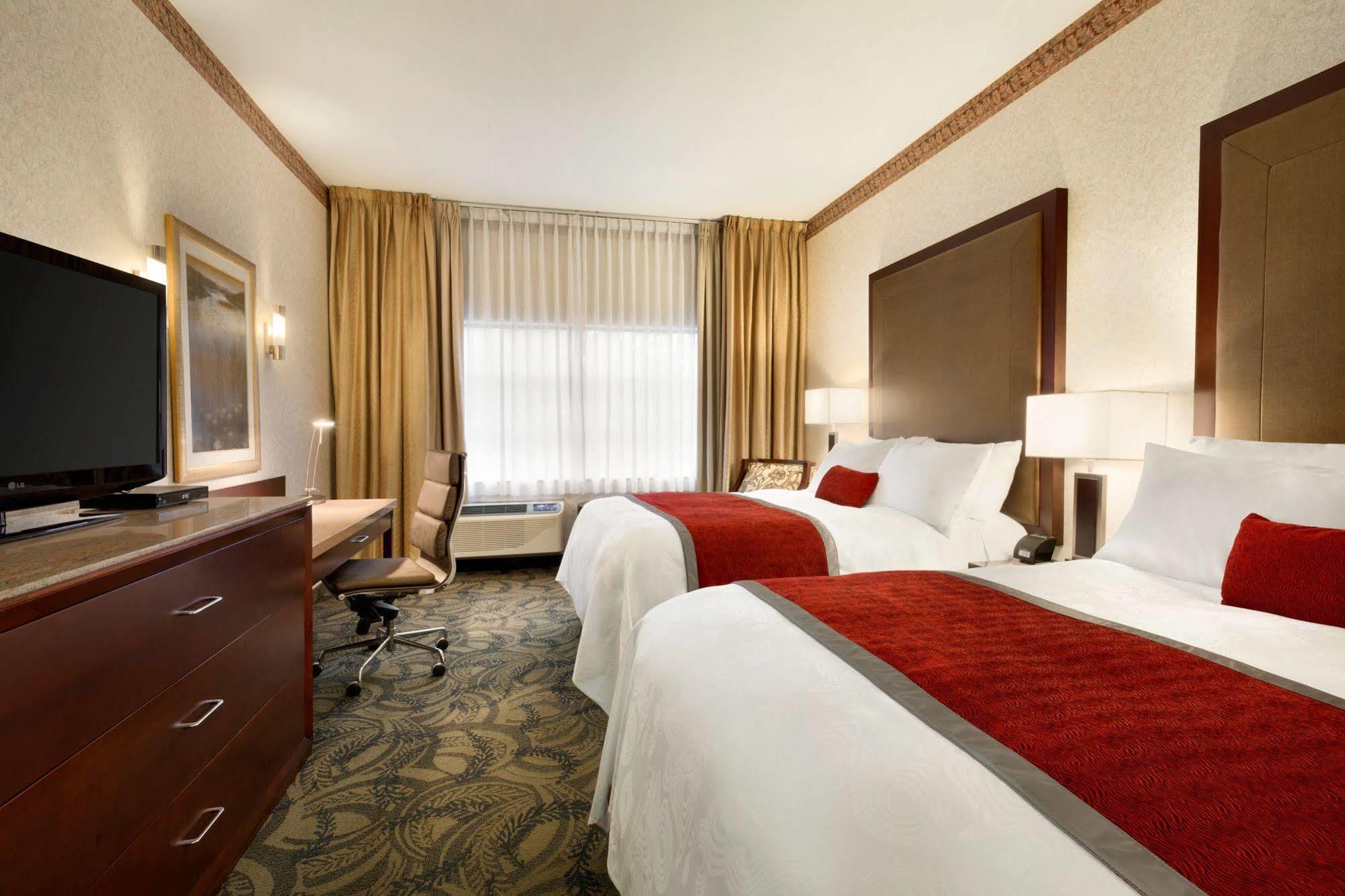 Poco Inn And Suites Hotel And Conference Center Port Coquitlam Bagian luar foto