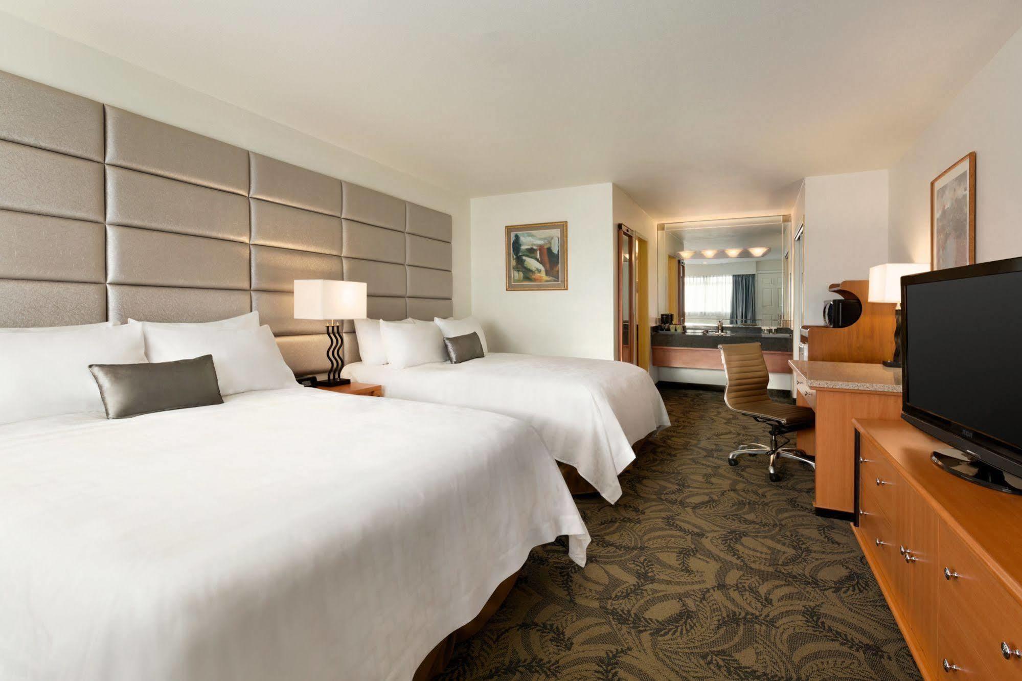 Poco Inn And Suites Hotel And Conference Center Port Coquitlam Bagian luar foto