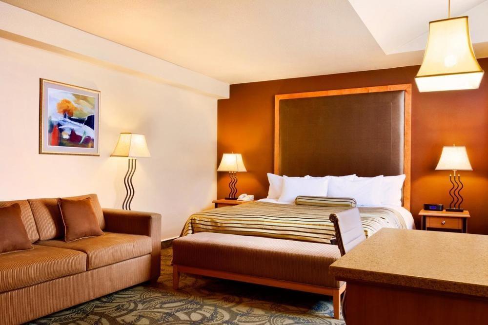Poco Inn And Suites Hotel And Conference Center Port Coquitlam Bagian luar foto